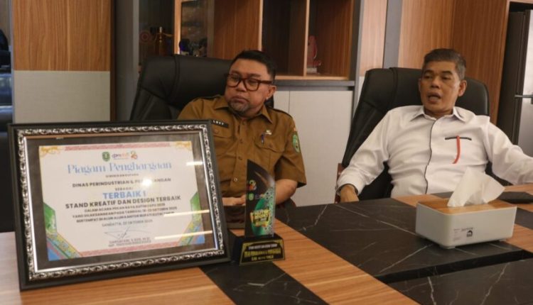 Kepala Disperindag Kutim, Nora Ramadani (kanan) ditemani Sekretaris Disperindag Kutim, Muhammad Reza Fahlevi. (Imamir/Beritakaltim)